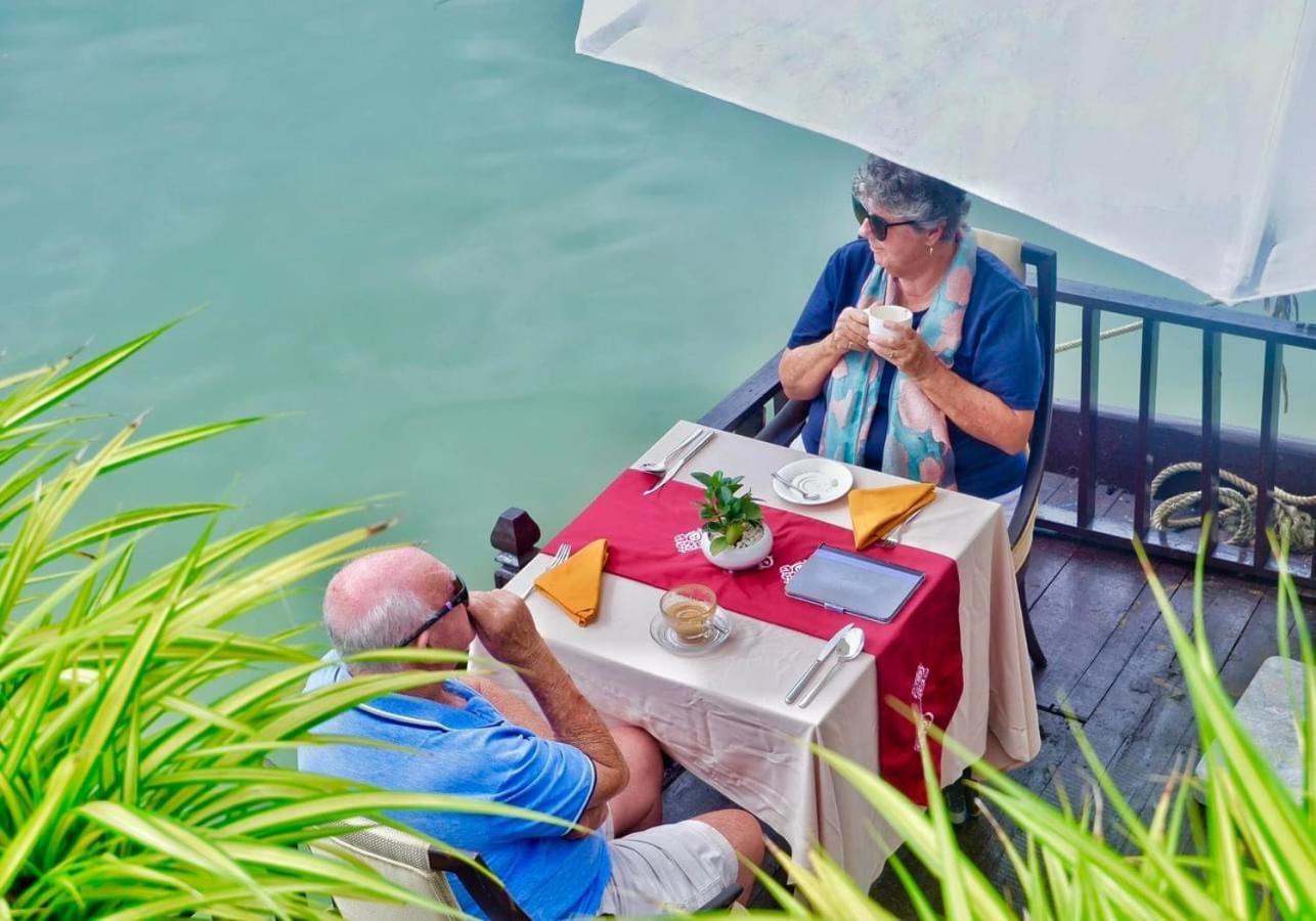 Little Riverside Hoi An . A Luxury Hotel & Spa Esterno foto A couple at a restaurant