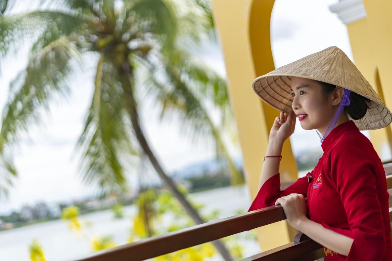 Little Riverside Hoi An . A Luxury Hotel & Spa Esterno foto A Vietnamese woman wearing a non la