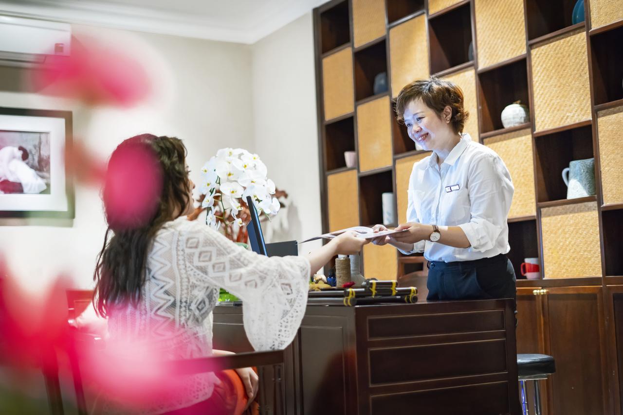 Little Riverside Hoi An . A Luxury Hotel & Spa Esterno foto A guest checking in at the hotel